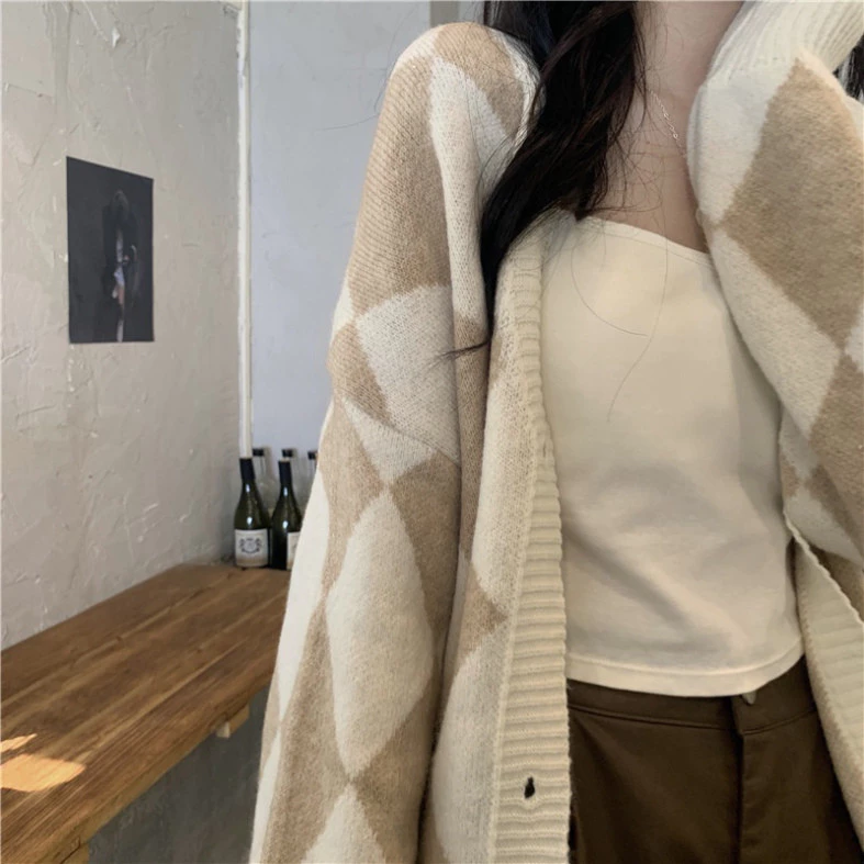 ```Áo khoác len dệt kim kiểu dáng họa tiết hình thoi tại Hadu shop - Thời trang ấm áp và tinh tế```