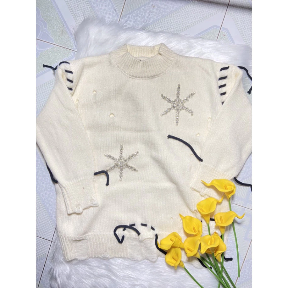 Áo len dệt kim phong cách oversized từ Hadu shop, tạo sự thoải mái và thời trang cho bạn.