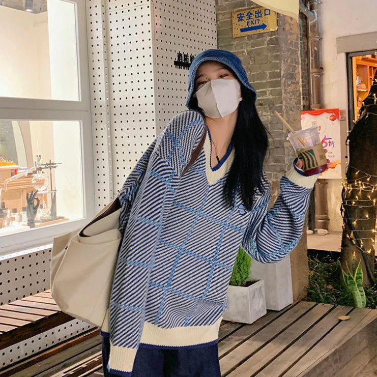 Áo len dáng rộng cổ tròn, chất liệu dày dặn từ Hadu Shop, mang lại sự thoải mái và phong cách.