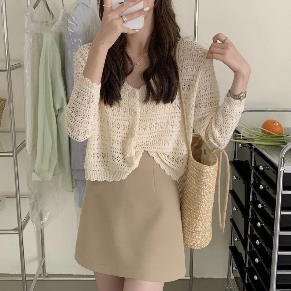 Áo len nữ dáng ngắn mỏng nhẹ, khoác ngoài thời trang, mềm mại từ Hadu Shop cho phong cách trẻ trung.