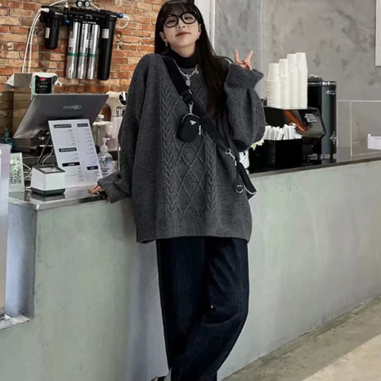 Áo len xoắn thừng kiểu dáng rộng từ Hadu shop, mang đến phong cách trẻ trung, ấm áp và thời thượng.