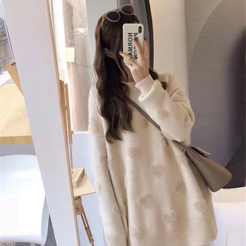 Áo len nữ với họa tiết tim nổi, sắc màu tươi tắn, thời trang từ Hadu Shop.