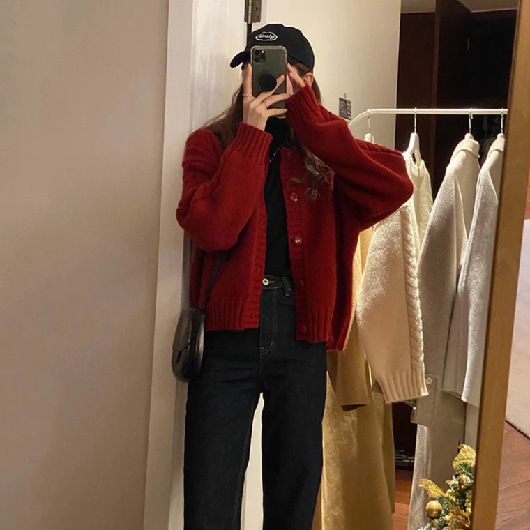 Áo khoác len dệt kim mềm mại màu đỏ lưới cho nữ, kiểu dáng xoắn phong cách Hàn tại Hadu shop.