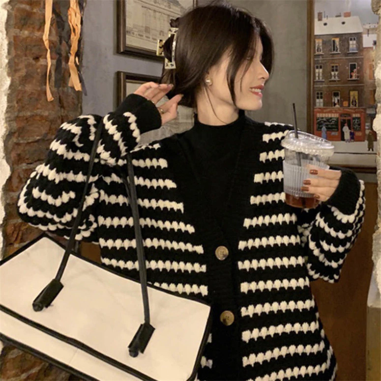 Áo khoác len sọc đen trắng cá tính từ Hadu shop, thời trang và ấm áp cho mùa đông.
