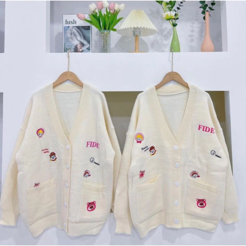Áo khoác len cardigan oversized họa tiết gấu dâu thời trang tại Hadu shop, phong cách trẻ trung và thoải mái.