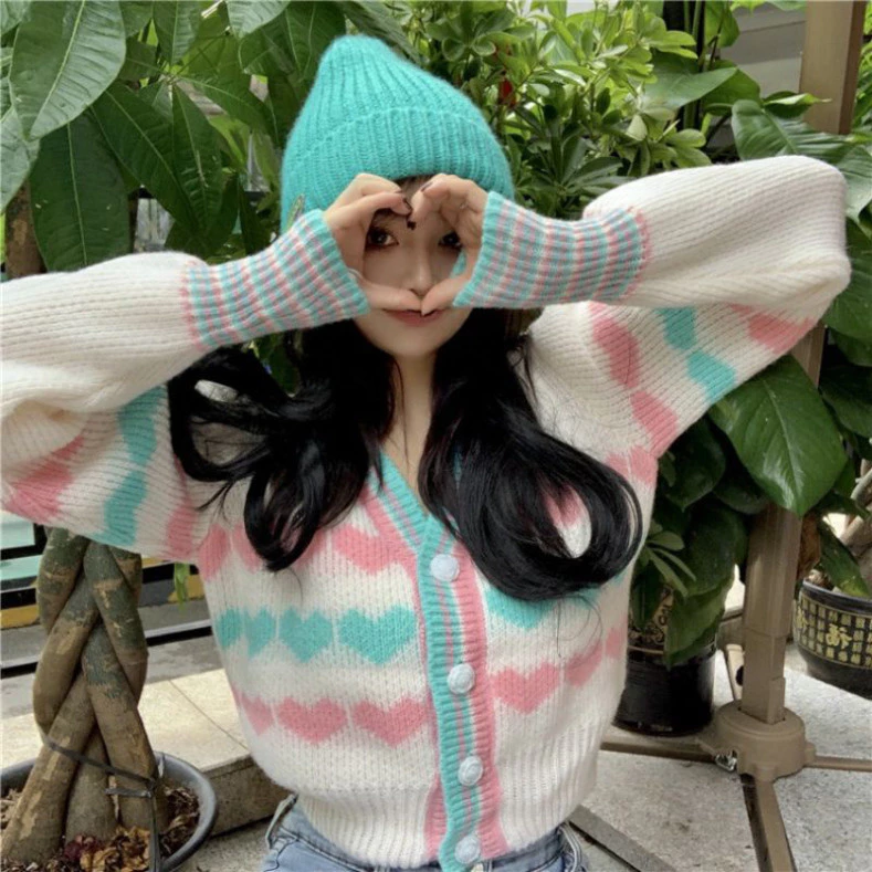 Áo khoác len cardigan dáng ngắn họa tiết tim nhỏ xinh xắn tại Hadu Shop, phong cách ngọt ngào cho nàng.