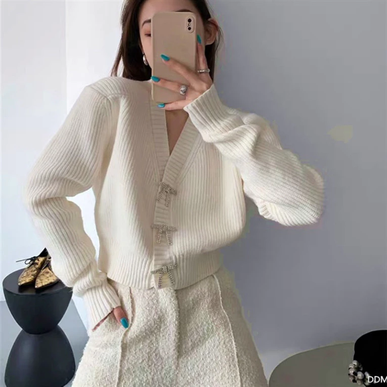 Áo len dệt kim dáng ngắn thời trang cho thu đông nhẹ nhàng từ Hadu Shop, phong cách hiện đại.