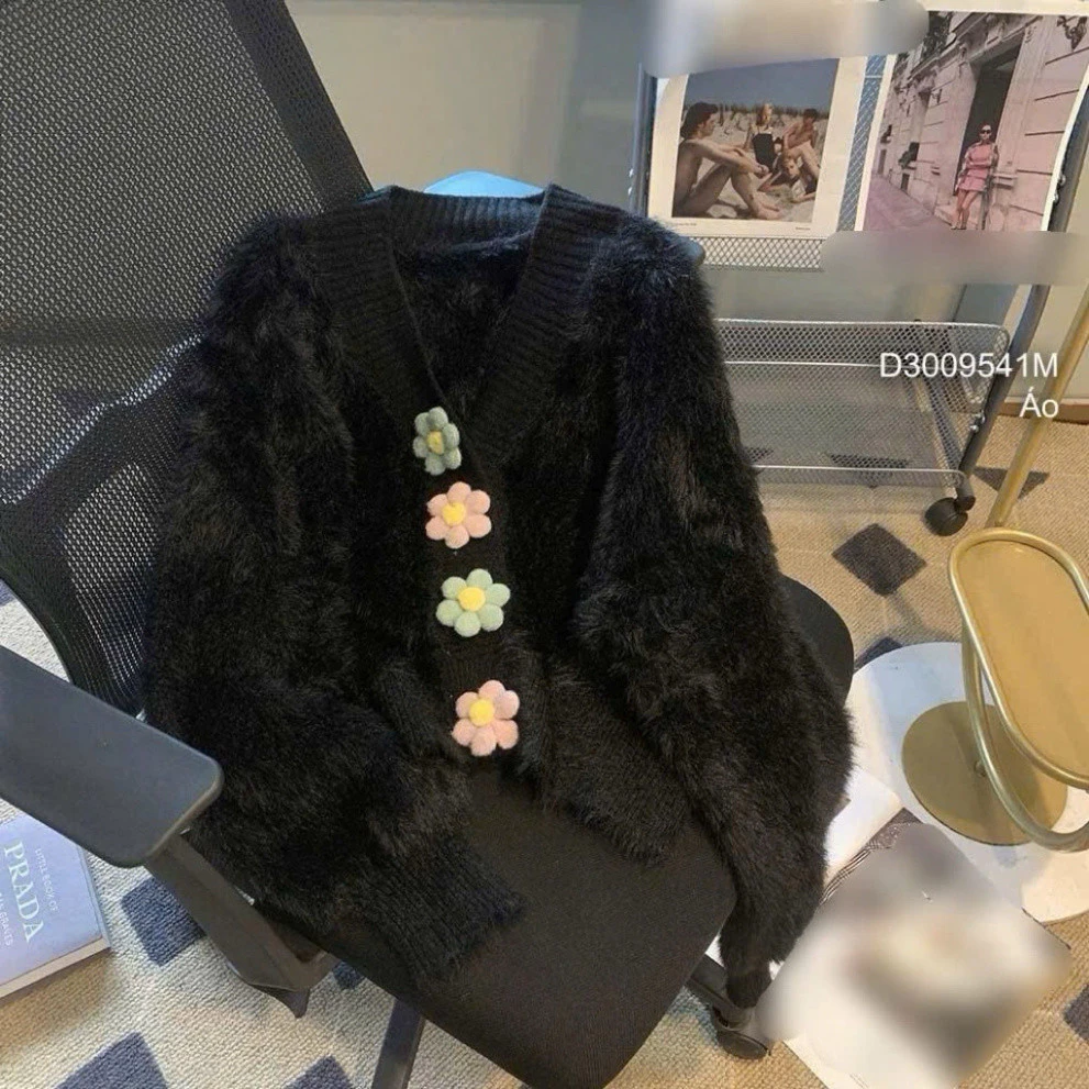 Áo sweater lông thỏ cổ V đính hoa tinh tế từ VIENS STORE