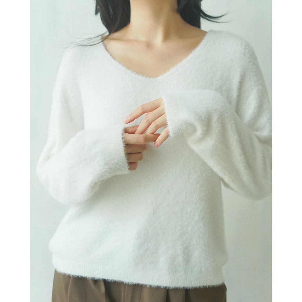 Áo Sweater Cổ V Dài Tay Fuzzy Knit Màu Trắng Trên Nền Xanh Denim