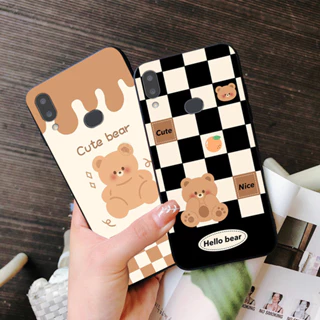 Ốp lưng Samsung a10s in hình kẻ caro gấu nâu siêu cute dễ thương