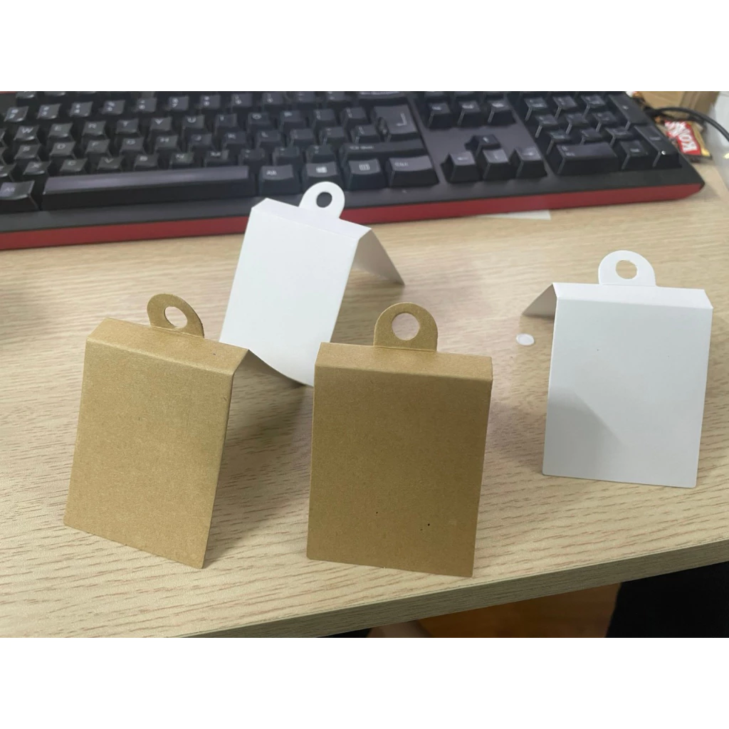 Set 50-100 tag giấy gắn tất, vớ  CHICHITA bằng bìa cứng trắng và kraft trơn không chữ. Có sẵn