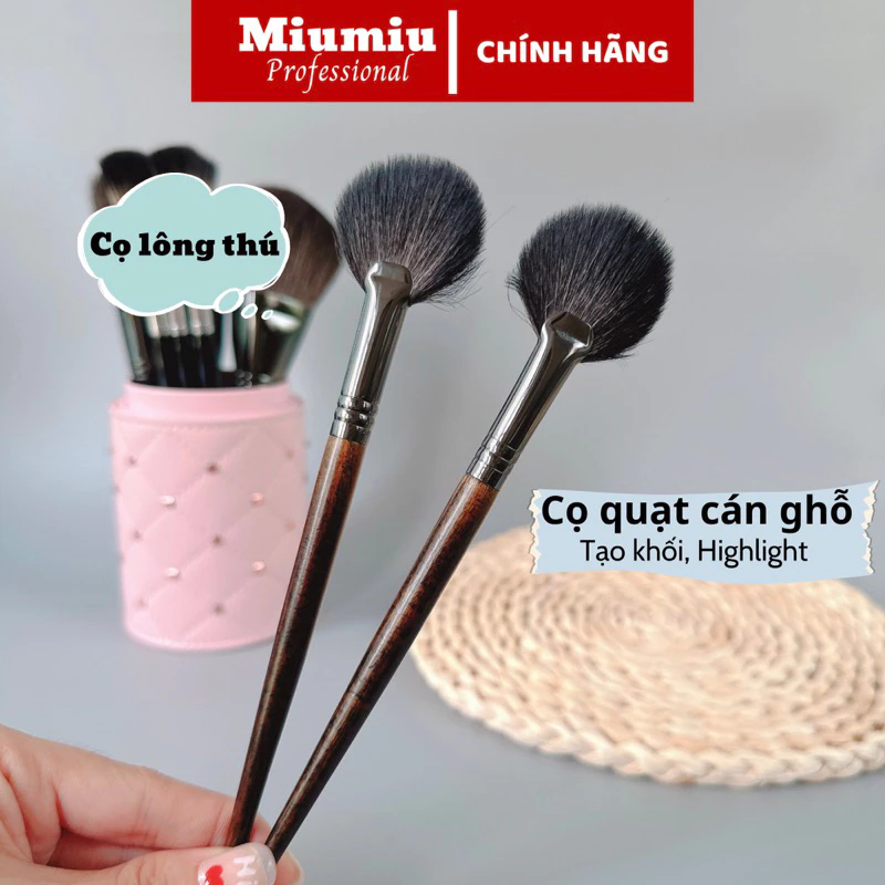 Cọ trang điểm highlight hình quạt cán gỗ lông tự nhiên dùng cho makeup chuyên nghiệp