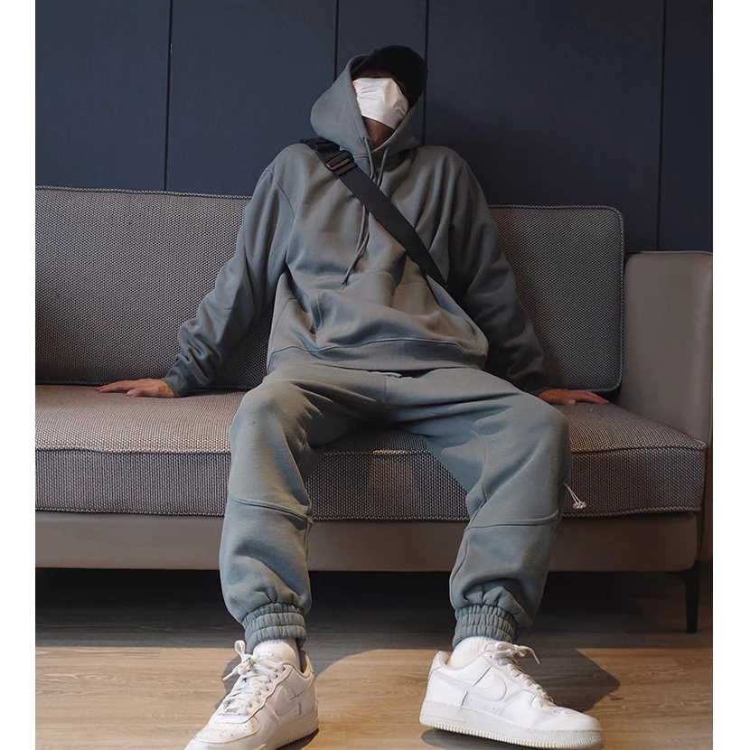 "Hoodie xám trơn cao cấp, bền bỉ, ấm áp, phong cách hiện đại cho mùa đông 2026."