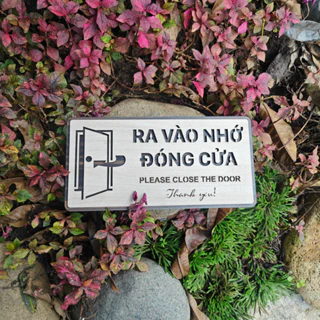 Bảng gỗ ra vào nhớ đóng cửa, song ngữ - có sẵn keo dán phía sau