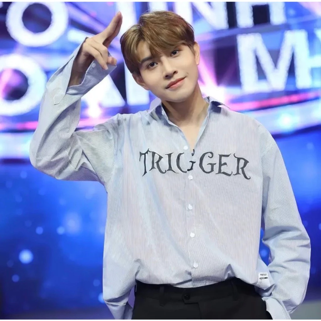 Áo Sơ Mi Trigger Kẻ Xanh Dài Tay Thêu Chữ Vải Cotton Lụa Cao Cấp
