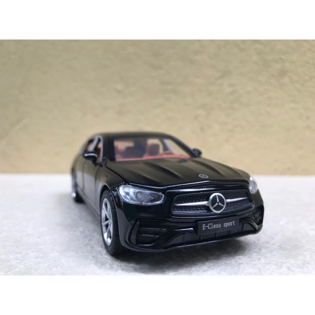 Mô hình xe Mercedes-Benz E300 2024 1:32