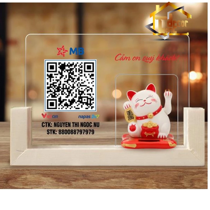 Bảng Quét mã QR CODE in theo yêu cầu, để bàn đựng mèo thần tài vẫy tay chất liệu mica bền đẹp