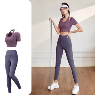 Set đồ thể thao nữ 2 món: áo croptop có đai cài trước, có sẵn mút đệm và quần dài dáng legging