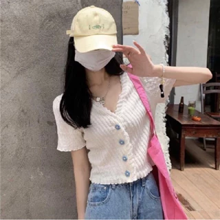 Áo croptop tay ngắn cổ V cúc hoa