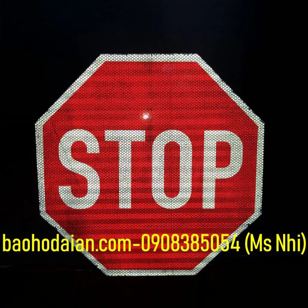 Biển báo giao thông bát giác nội dung "STOP"