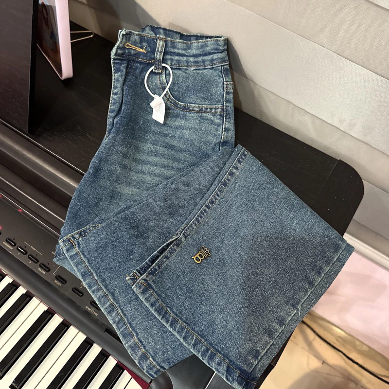 Quần jeans ông đứng xẻ gấu đính logo hottrend 2023