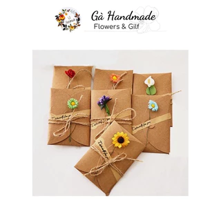 Thiệp handmade Kraft phong cách cổ điển có gắn bông hoa xinh xắn