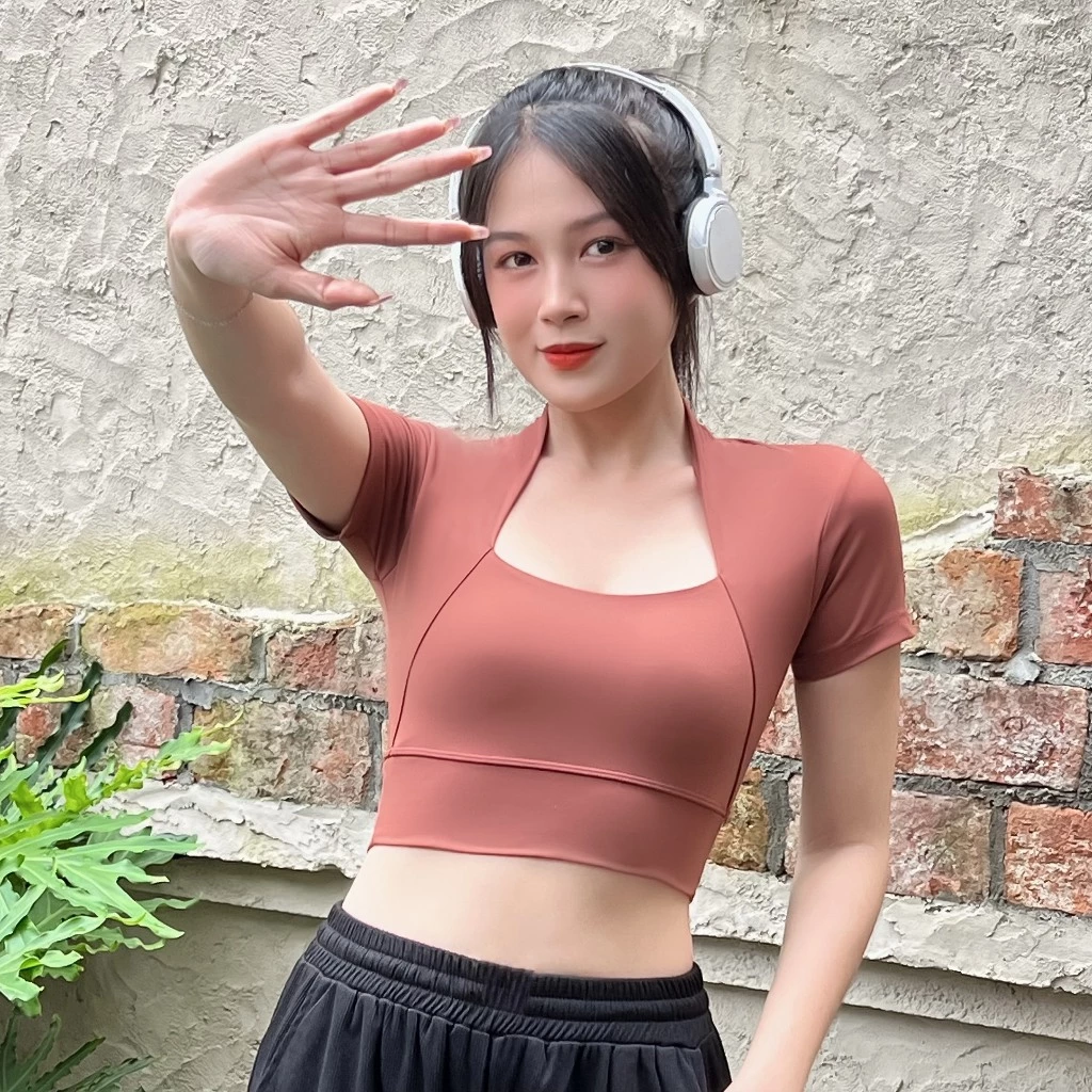 Áo Croptop Thể Thao Nữ Tập Gym Yoga Aerobic Pickleball Chất Vải Thun Lạnh Co Giãn 4 Chiều Thấm Hút Mồ Hôi Có Mút Ao17