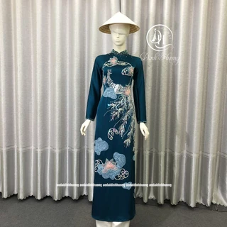 Áo dài trung niên Đinh Hương lụa queen xanh cổ vịt đính kết họa tiết con công vải trắng bạc