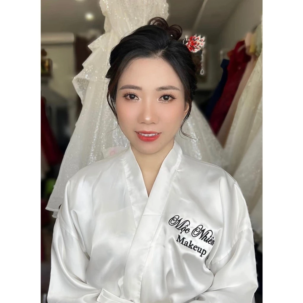 Áo choàng lụa thêu logo theo yêu cầu cho cô dâu , makeup , salon, studio, bridal