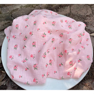 vải xô muslin cao cấp 2 lớp mềm mịn hoa nền hồng dâu