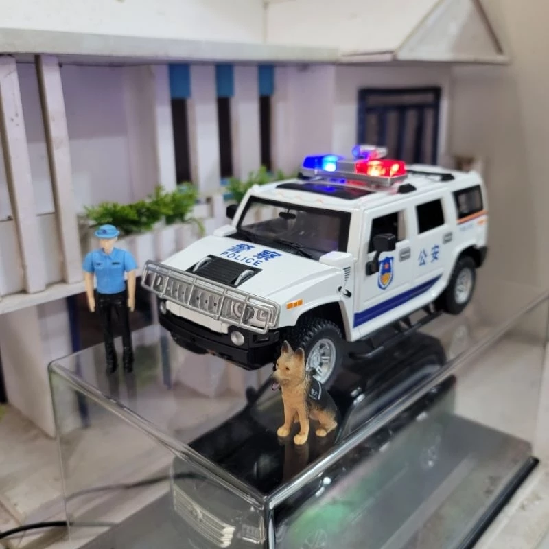 Mô hình xe cảnh sát Hummer H2 Police tặng kèm nhân vật Figure cảnh sát và 1 chú cảnh khuyển