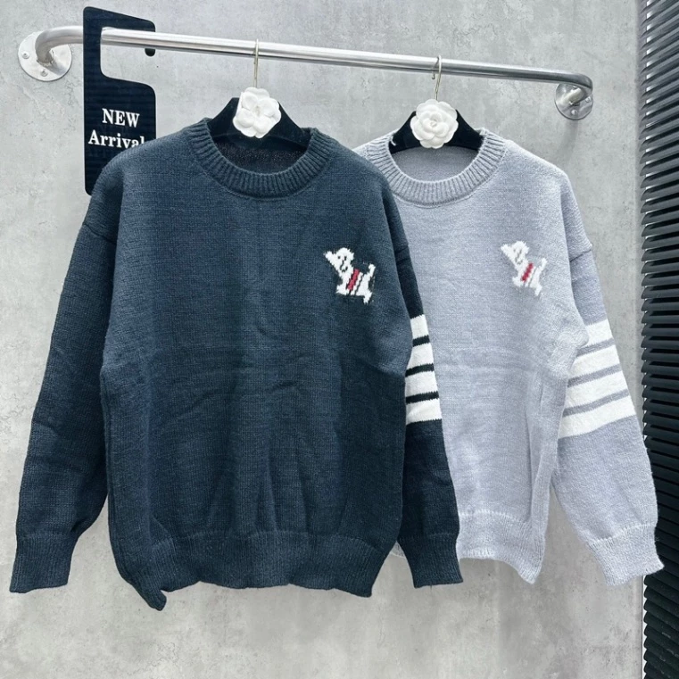 Áo Sweater Len Nam Nữ Dệt Hoạ Tiết Hình Cún Ngực Phối 4 Sọc Trắng Tay Bo Ống Dày Dặn Dành Cho Anh Em Mùa Đông Khôn