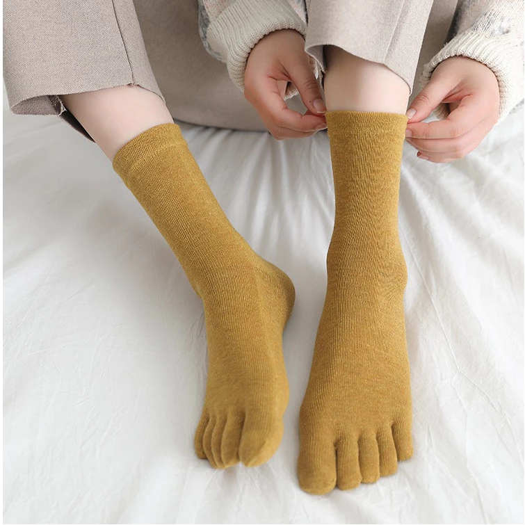 Tất xỏ ngón cổ cao màu trơn co dãn tốt, thấm hút mồ hôi đem lại cảm giác thoải mái cho đôi chân