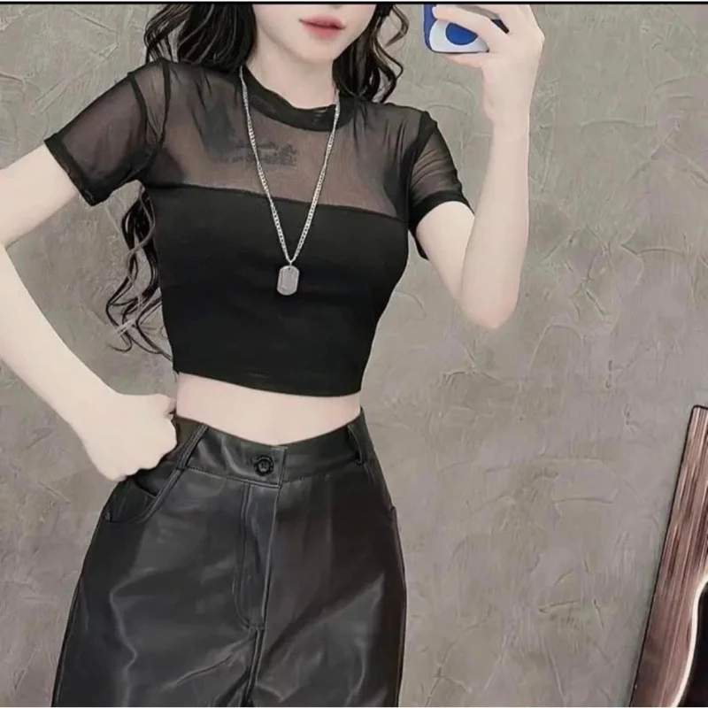 Áo thun croptop tay ngắn phối lưới cá tính