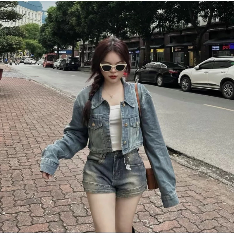 𝐂𝐇𝐄𝐑𝐑𝐘: Áo khoác jeans dáng ngắn hot hit