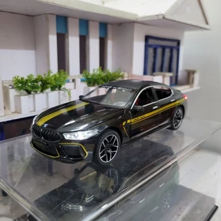 Mô hình xe BMW M8 tỉ lệ 1:24 có đèn và chạy cót