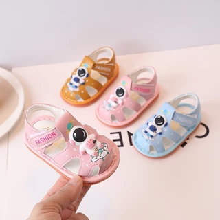 Sandal tập đi đính gấu đáng yêu có còi bipbip bé trai, bé gái - dép rọ tập đi bít mhình phi hành gia mã 901