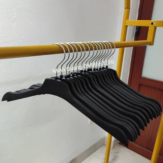 móc treo quần áo-mắc nhựa nữ màu đen size 40cm có thiết kế dẹt giúp tiết kiệm tích cho tủ đồ