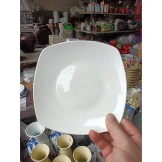 Đĩa sứ vuông lòng sâu 2 cm , rộng 18 cm