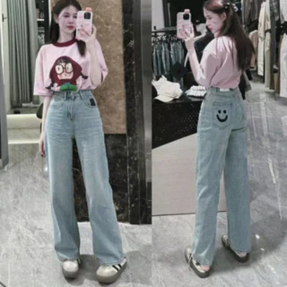 Quần Jeans nữ ống rộng dáng suông xanh nhạt thêu hình mặt cười túi sau