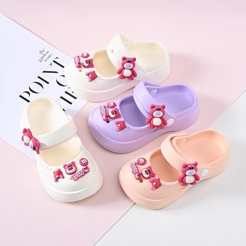 Dép sục cho bé gắn charm Gấu Dâu cute, dép trẻ em siêu nhẹ