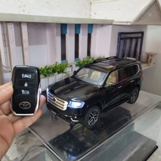 Mô hình xe Toyota Land Cruiser LC300 tỉ lệ 1:24 có đèn, có âm thanh động cơ và chạy cót