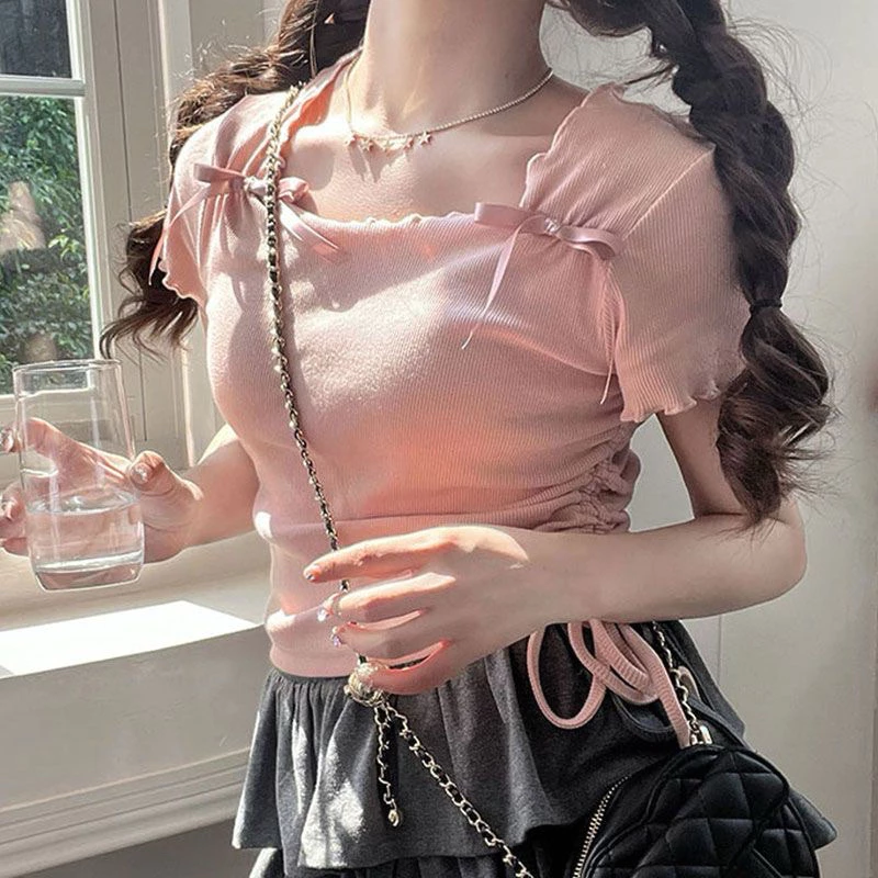 ÁO THUN CROPTOP ĐÍNH NƠ HỒNG RÚT 1 BÊN DÂY LẠ MÀ XINH RNO21