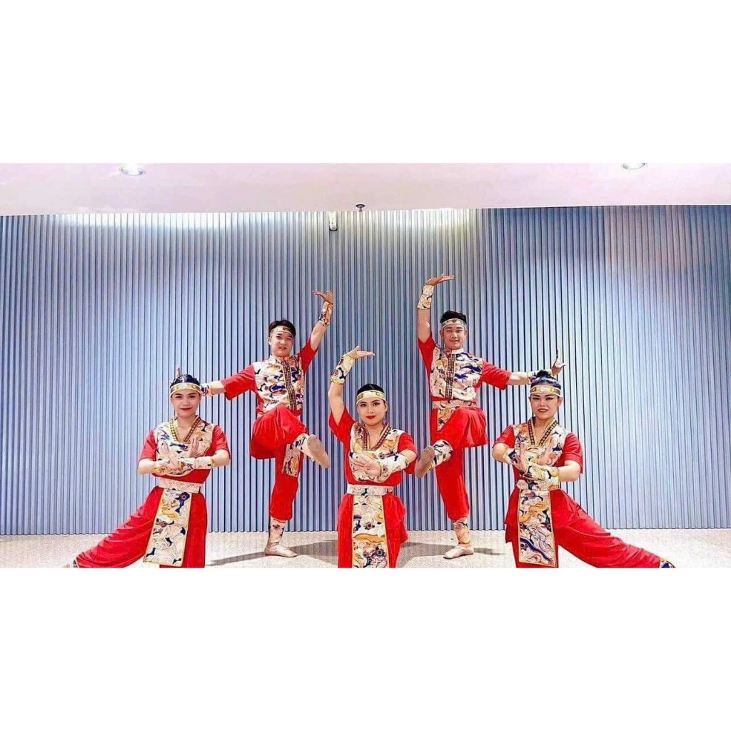 Trang phục biểu diễn nam nữ, đồng phục múa văn nghệ hoa văn cổ truyền màu đỏ