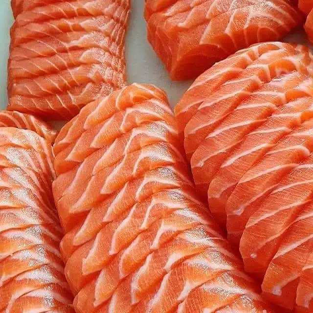 Sashimi cá hồi tươi xẻ mới trong ngày