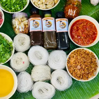 PHỞ KHÔ GIA LAI CÔ DUYÊN ( 1Sét = 8 Phần Lớn  cho 8 người ăn )  + 6  Gia Vị Đầy Đủ Chế Biến Nhanh