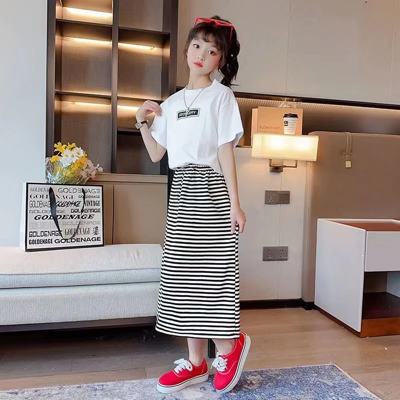 Cô gái ngắn -Suitsed Suit 2024 New Black and White sọc sọc một nửa váy cho trẻ em Phong cách trẻ em Phong cách xa lạ