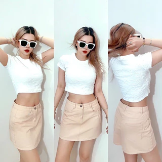 Áo croptop ôm, cổ tròn, thun trắng sốp hoa nổi