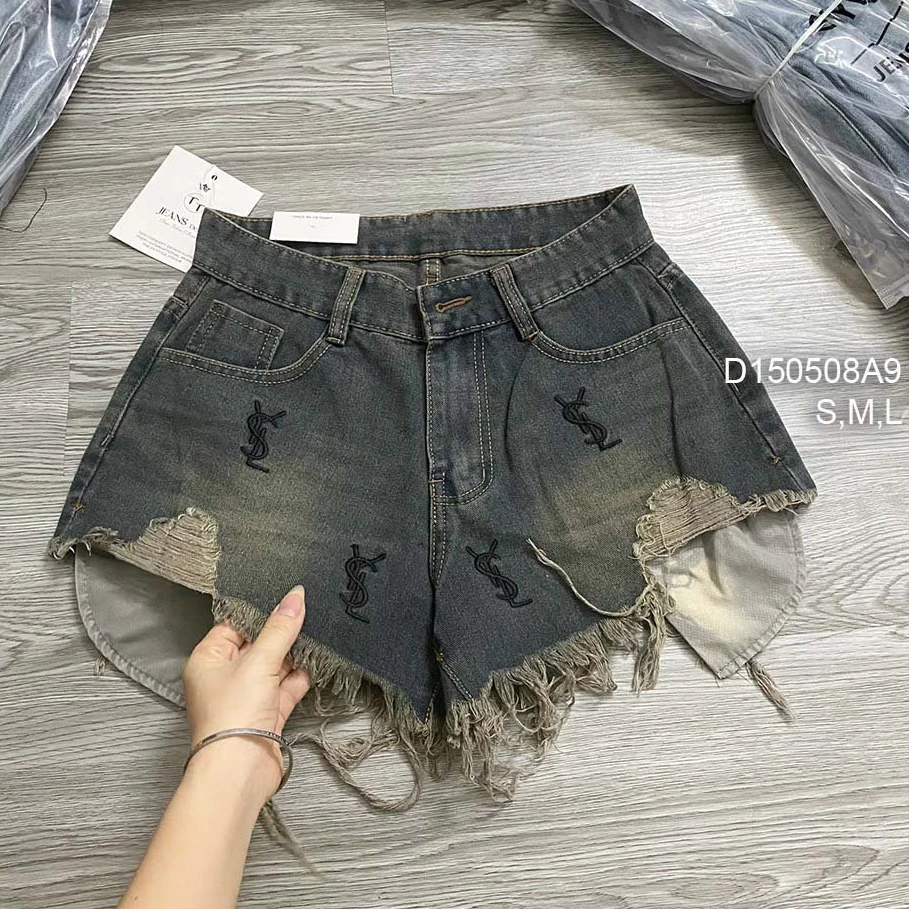 Quần short jean lưng cao kiểu thêu logo chữ lai tua lộ hai túi trong ! TOMBI SHOP