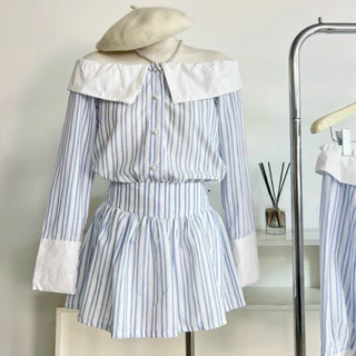 JENNYCLOSET ® SET 2 CHI TIẾT: Áo trễ vai kẻ xanh phối tay khuy ngọc mix chân váy xoè ngắn phong cách trẻ trung năng động